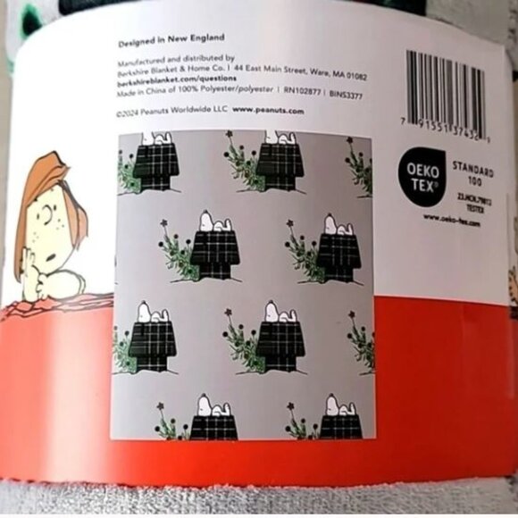 NWT Peanuts Oversized Snoopy Christmas Velvet Loft Throw Blanket 50 x 70 - Picture 4 of 7